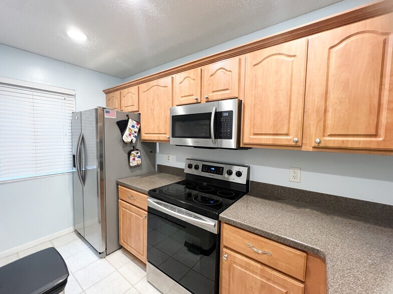 Building Photo - 7623 Baymeadows Cir W