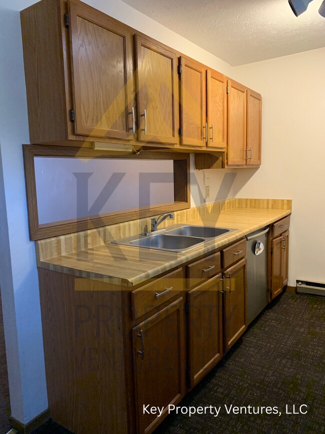 Building Photo - 493 Hollenbeck St