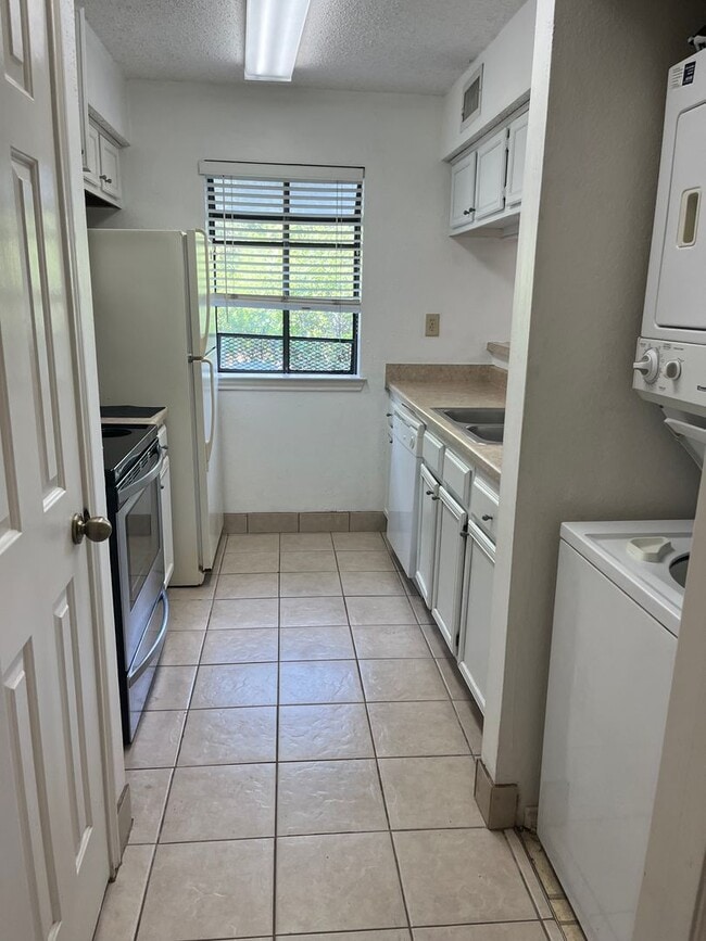 Building Photo - Quiet 1-Bed Condo, New Bedroom Floor, Balc...