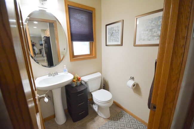 Building Photo - Spacious 4 Bed, 3.5 Bath Home For Rent in ...