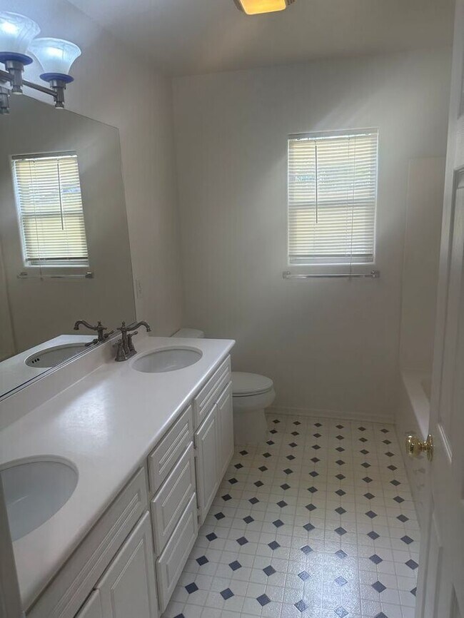 Building Photo - Spacious 3 + 2.5 Caynon Crest Home