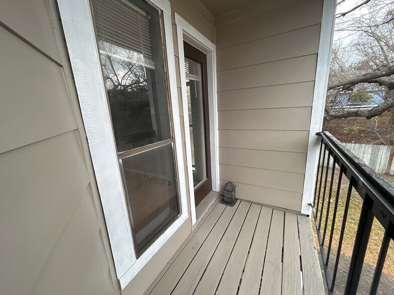 Building Photo - Room in Apartment on West Loop