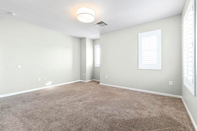 Building Photo - Stunning 4 bedroom, 3 bath home located in...