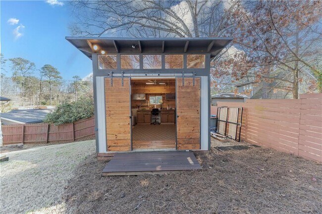 Building Photo - 3844 Longview Dr