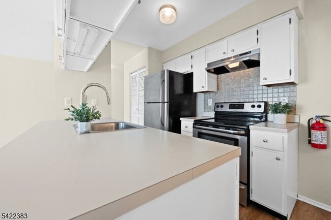 Building Photo - 62 Eton Way