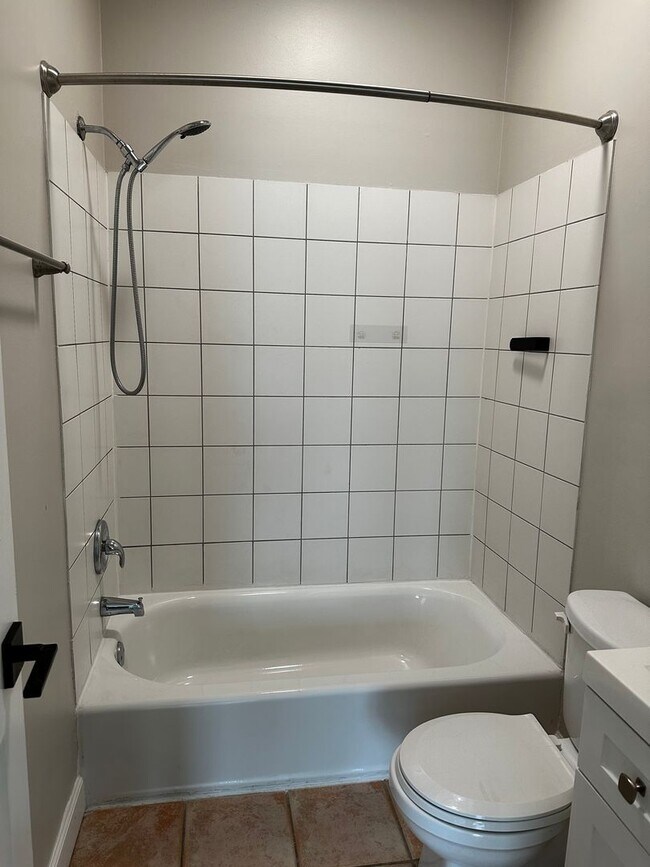Building Photo - Beautiful Updated 1 bed in Logan Square Ne...