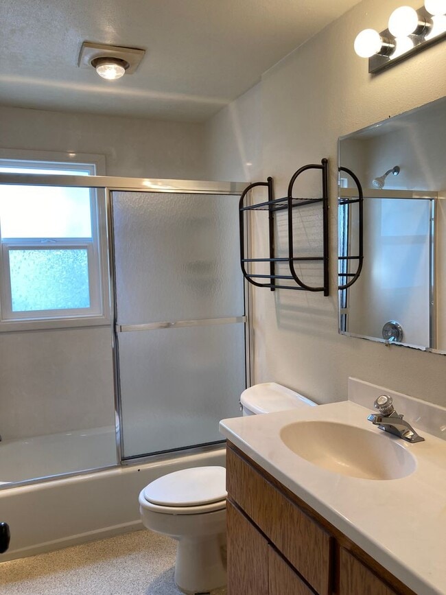 Building Photo - Campus House ~ 3 bedroom, 2 bath