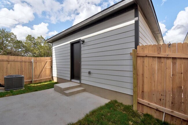 Building Photo - 1661 Yaupon Grove Ln