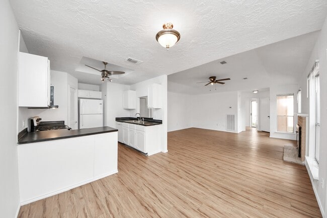 Building Photo - 17003 Amidon Dr