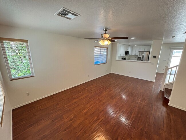 Building Photo - Beautiful 5Bed/2.5Bath/2Car home located near Seven Hills