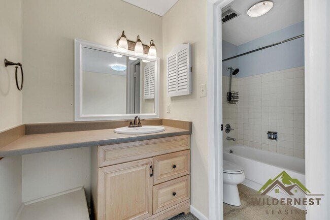 Building Photo - Yacht Club Condo - LAKE VIEWS-Great 3 Bedroom/2 Bath Unit w/Lake Access