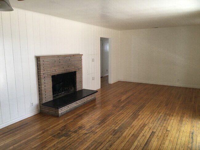 Living room - 1421 N Cherry St