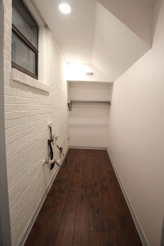 Building Photo - Tour Today! Updated 3 Bed 2 Bath Rental! S...