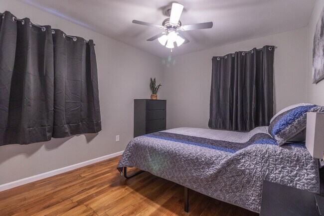 Building Photo - 210 W El Cortez Dr