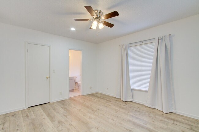 Building Photo - 2260 NE 67th St