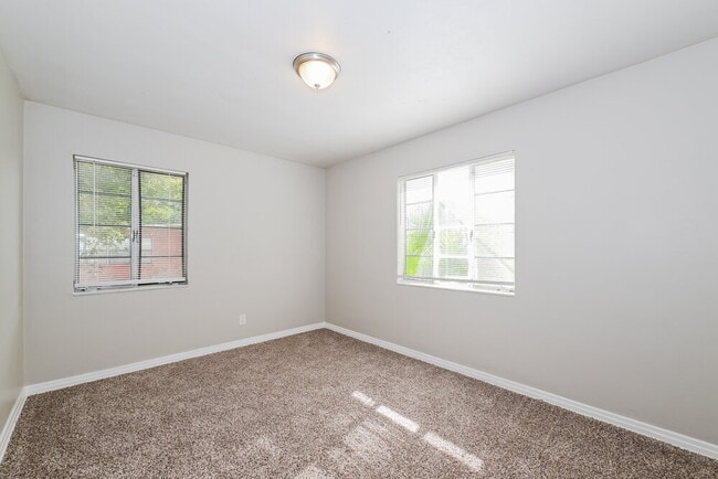 Building Photo - 3041 Detroit Cir N