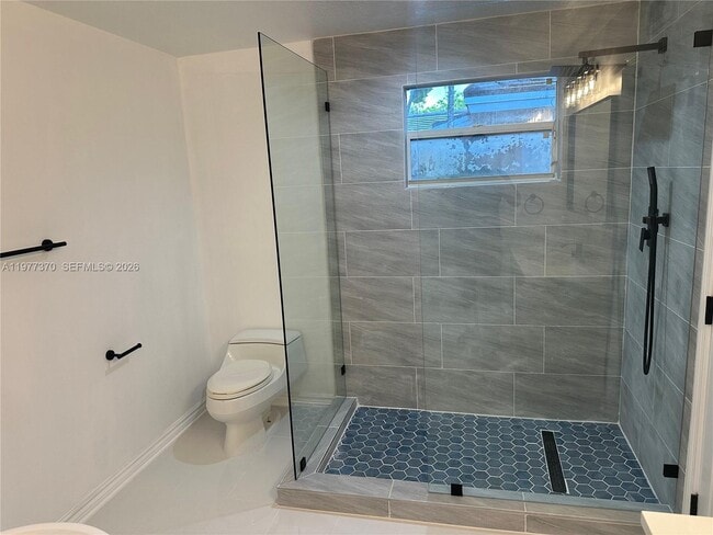 Building Photo - 725 Navarre Ave