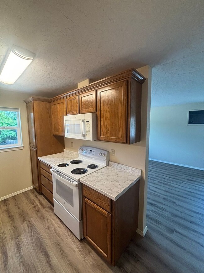 Building Photo - Beautiful Townhouse on 13th Street