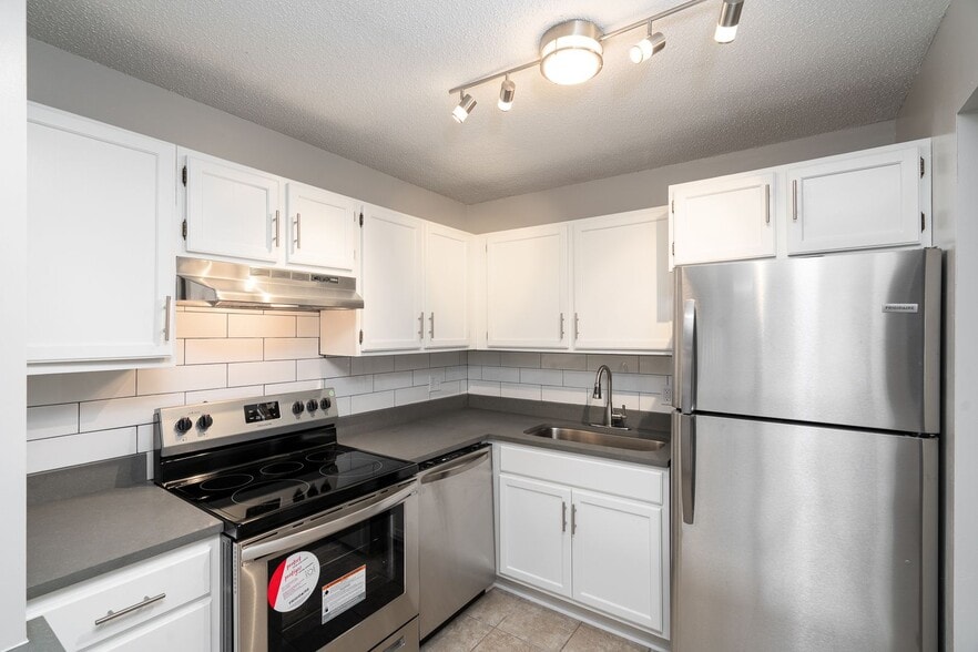 Interior Photo - 12751-12771 Greenwood Dr