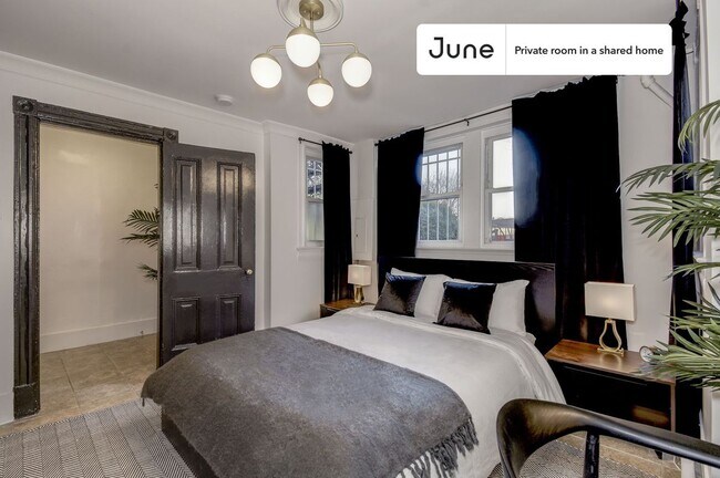 Building Photo - 922 I St SE