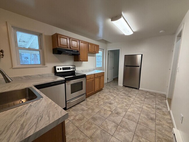 Building Photo - 1736 Main St