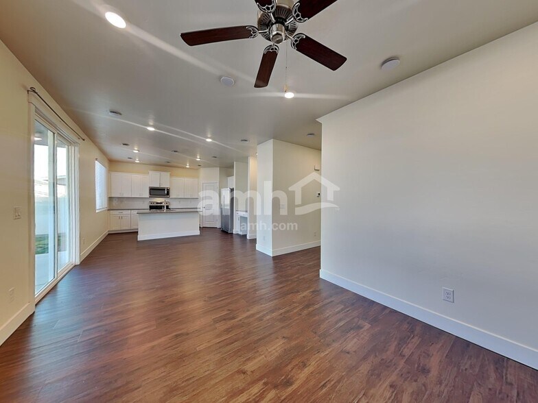 Building Photo - 1372 E Ludlow Dr