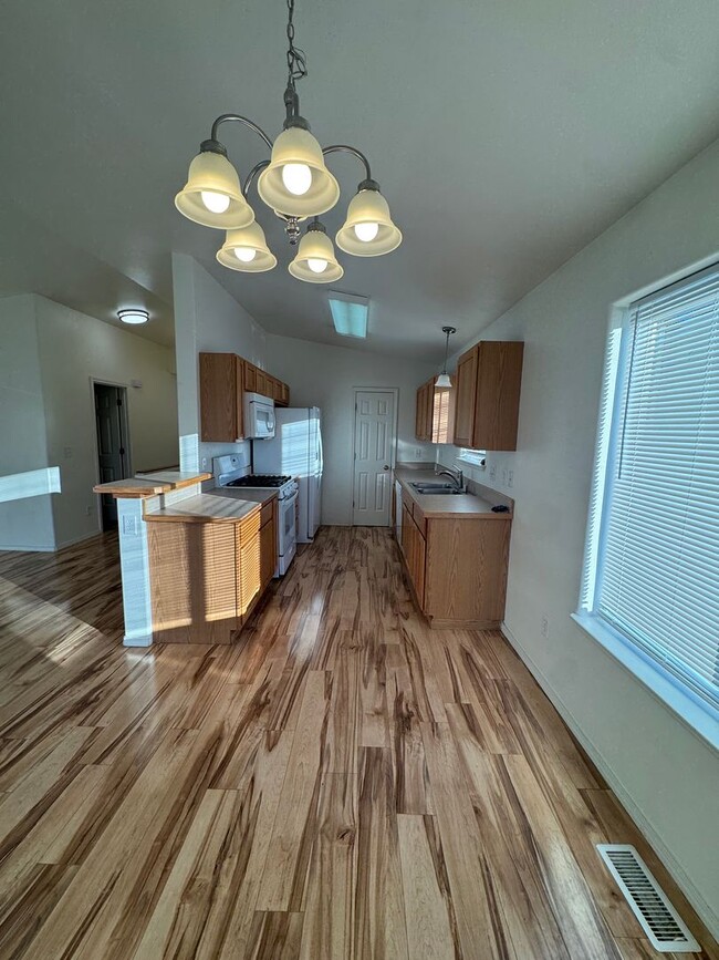 Building Photo - 3 bedroom in downtown Eagle River