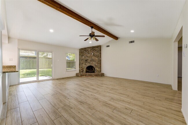 Building Photo - 2114 River Village Dr