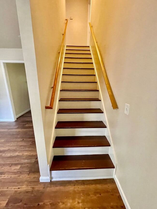 Building Photo - Spacious 4-bedroom, 2.5-bath home in Charlotte with convenient access to Uptown