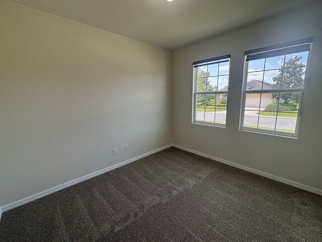 Building Photo - Spacious 4/2.5 Near 200