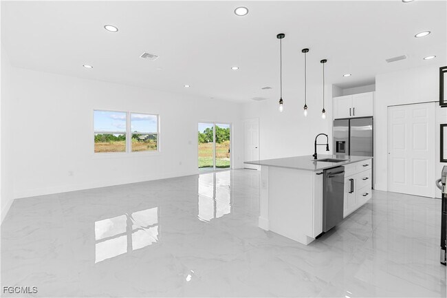 Building Photo - 837 Colyer St E