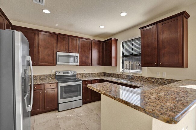 Building Photo - Gorgeous Townhome in Parkland