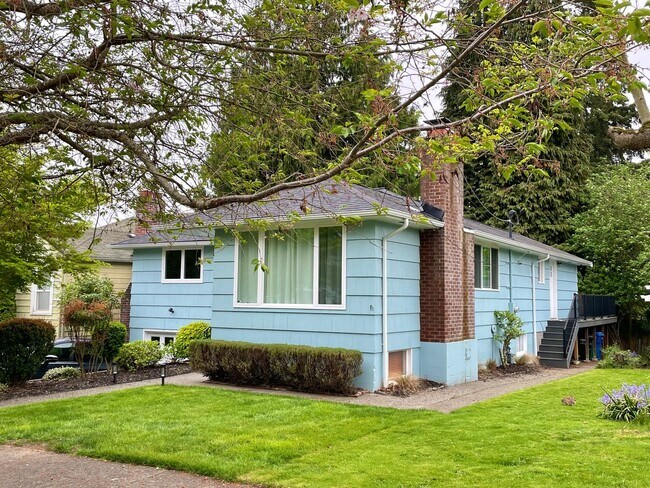 Building Photo - Elegant Three Bedroom Ravenna Home