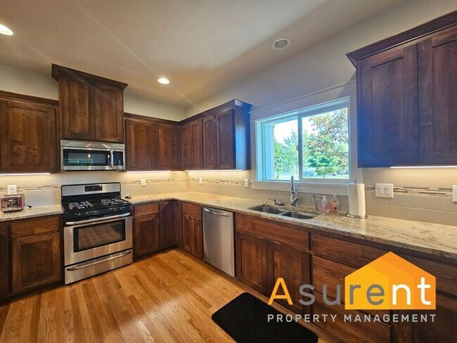 Building Photo - Fully Furnished 2BR/2BA Home in Central Point