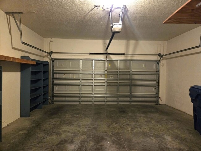 Building Photo - Pet Friendly Home in Southern Ridge