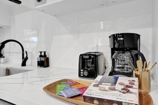 Building Photo - 1573 NE 30th Ct