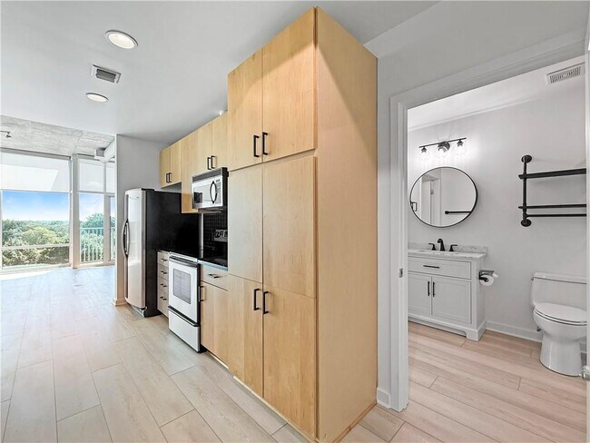 Building Photo - 923 Peachtree St NE