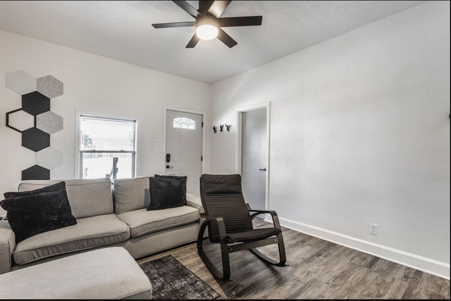 Building Photo - Newly Remolded Two Bedroom Home Located near 21st Street and Riverside Dr