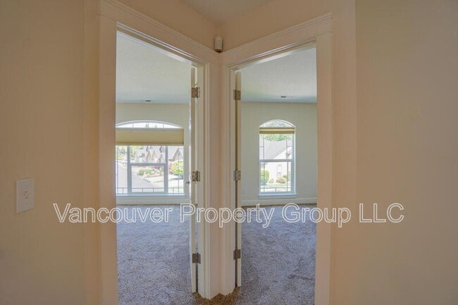 Building Photo - 2301 NE 125th Way