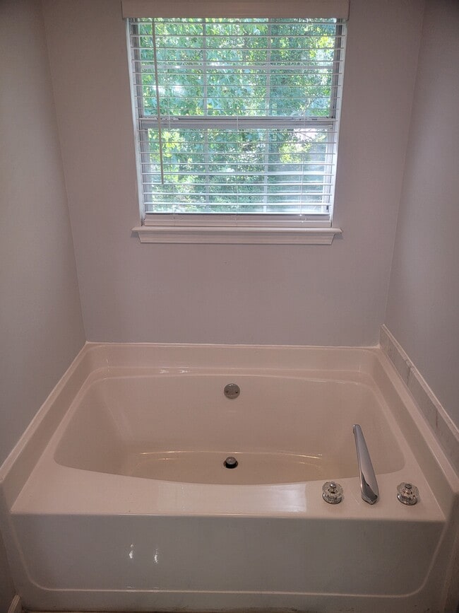 Building Photo - 4423 Cross Ln