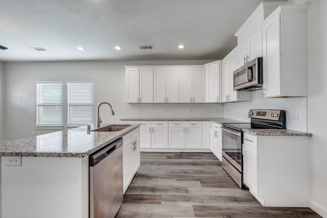 Building Photo - 924 W Collins St