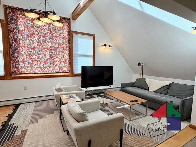 Building Photo - 112 Main St