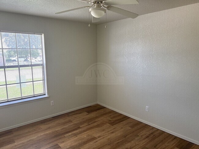 Building Photo - ***First month (Prorate) free***-621 Delor...