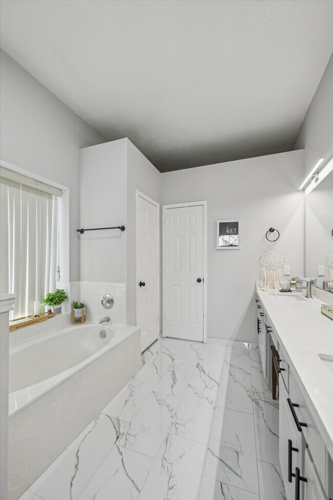 Building Photo - 11306 Avon Pl