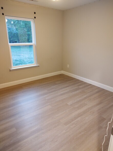 Building Photo - 1611 N Green River Rd