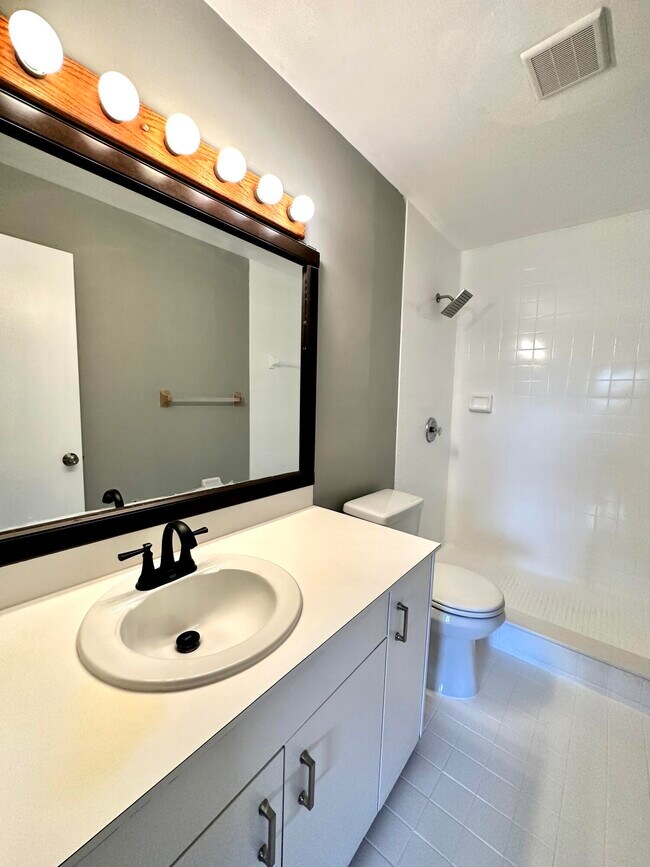 Building Photo - 947 Country Wood Ct