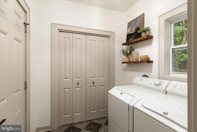 Building Photo - 4386 Lakewood Dr