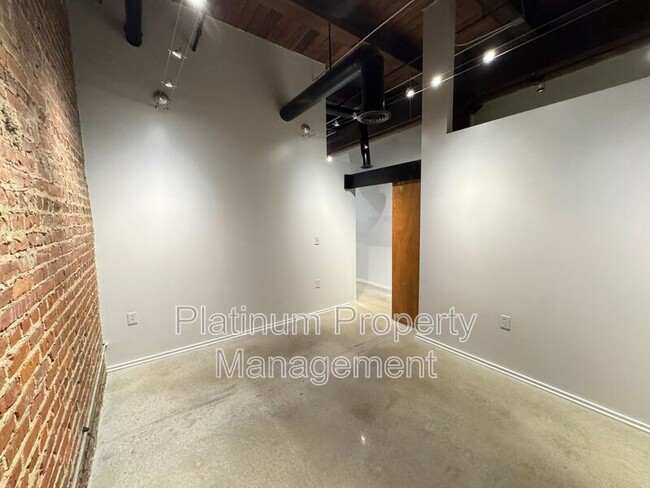 Building Photo - 326 Nelson St SW