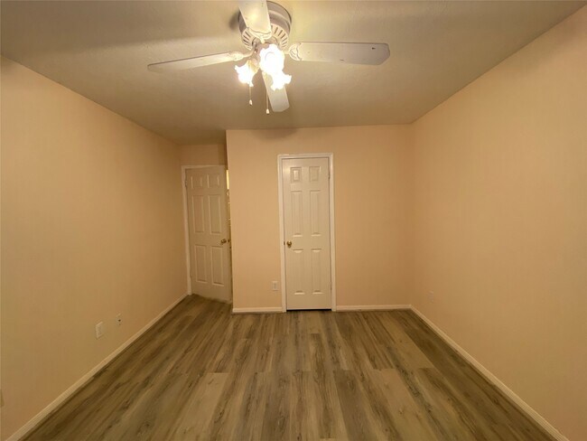 Building Photo - 215 W New Meadows Dr