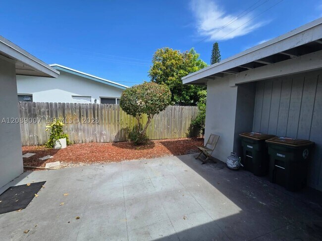 Building Photo - 2500 NE 19th Ave
